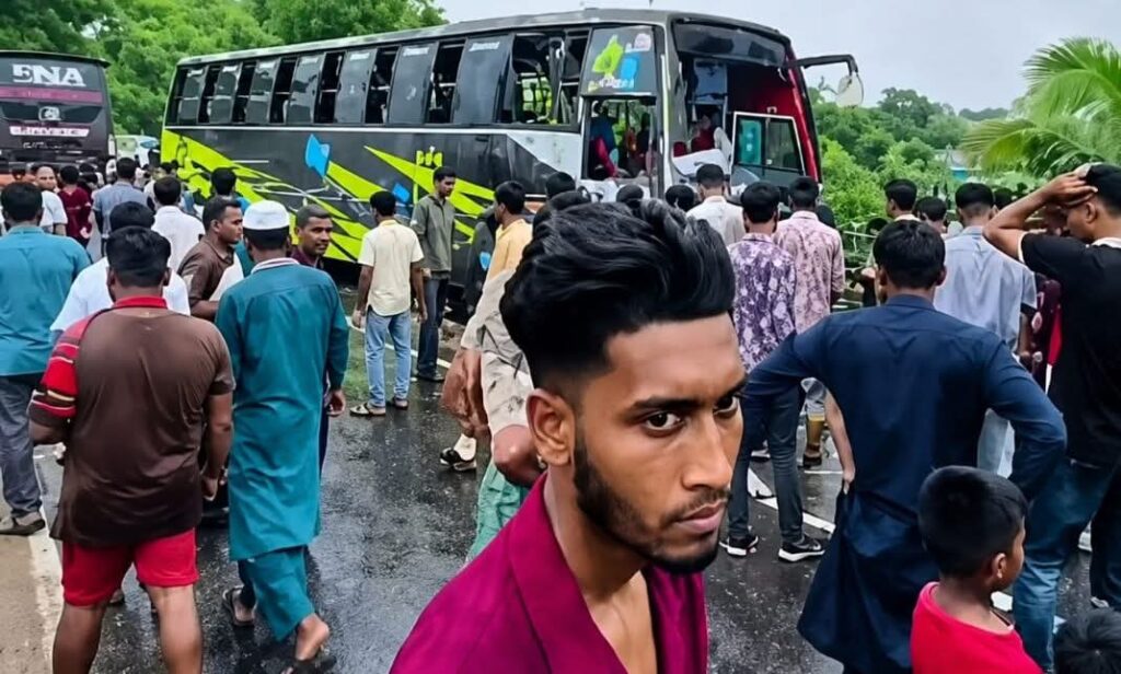ঢাকা-আরিচা মহাসড়কে দুই বাসের মুখোমুখি সংঘর্ষ, আহত ২০