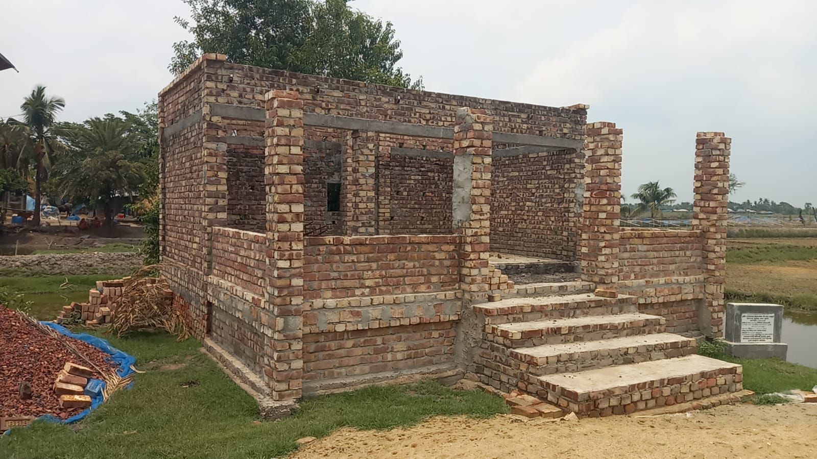 খুলনায় ইউপি সদস্যের বিরুদ্ধে গ্রামীণ অবকাঠামো সংস্কার ও কর্মসূচির আওতায় রাস্তা নির্মাণ ও মন্দির নির্মাণ কাজে অর্থ আত্মসাতের অভিযোগ
