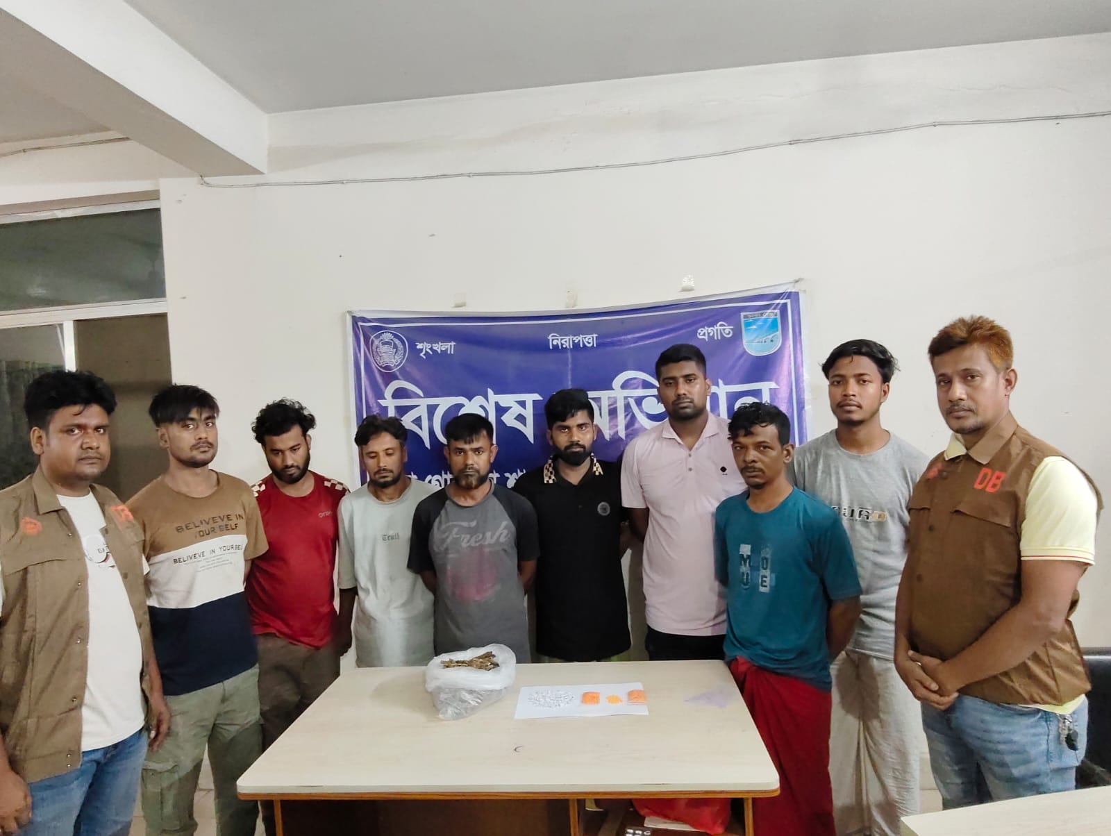 ঢাকা জেলায় ডিবির পৃথক পৃথক অভিযানে ইয়াবা, গাঁজা ও হেরোইনসহ ৮ মাদক ব্যবসায়ী গ্রেপ্তার