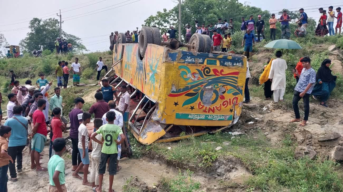 ব্রাহ্মণবাড়িয়ার সরাইলে দিগন্ত পরিবহনের বাস খাদে, নিহত ৪