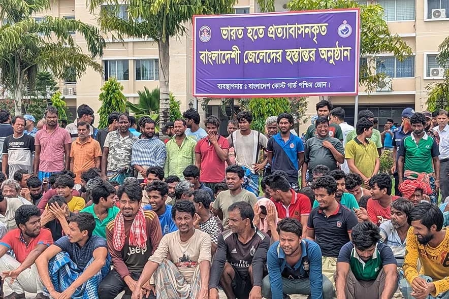 ‎দীর্ঘ কারাভোগ শেষে দেশে ফিরলেন ৯১ বাংলাদেশি জেলে, মোংলায় স্বজনদের সাথে পুনর্মিলন