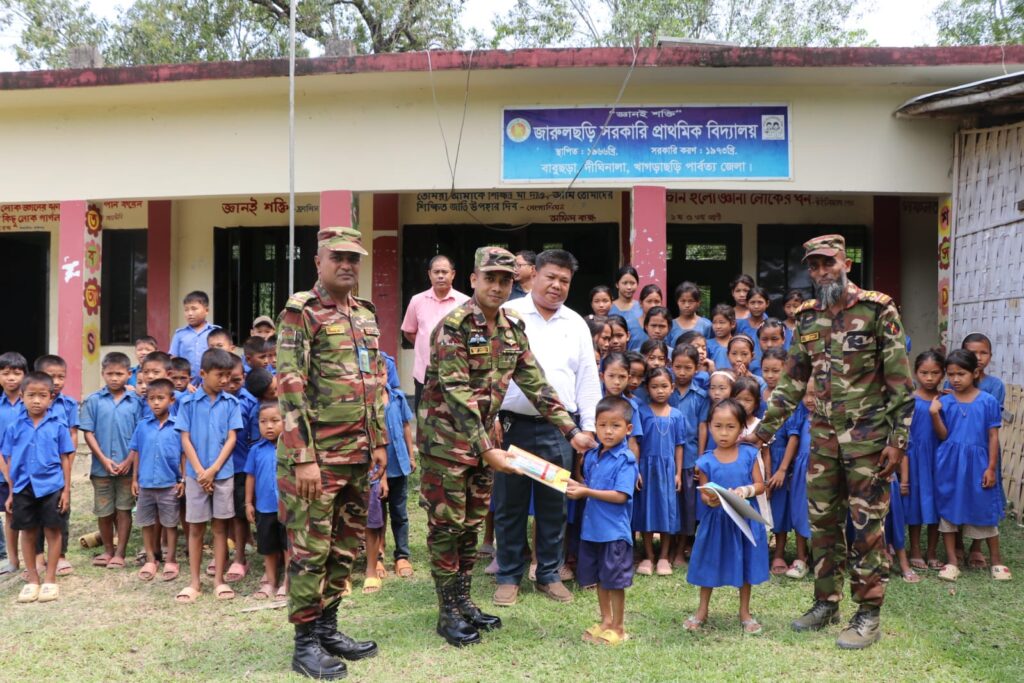 শিক্ষার আলো ছড়াতে দীঘিনালায় সেনাবাহিনীর উদ্যোগ, শিক্ষার্থীদের মাঝে শিক্ষা সামগ্রী বিতরণ।