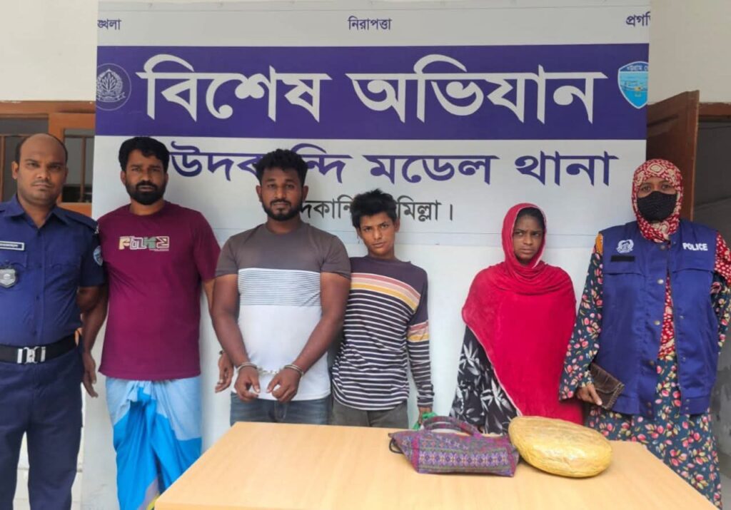 দাউদকান্দিতে পুলিশের পৃথক অভিযানে নিষিদ্ধ সংগঠনের নেতা সহ আটক ৪