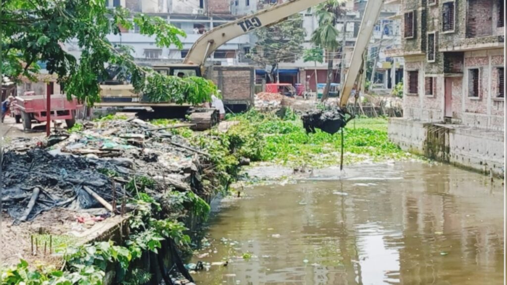 অবৈধ স্থাপনা রেখেই খাল খন: কচুয়ায় সরকারি প্রকল্পের আসল উদ্দেশ্য কি ভেস্তে যাচ্ছে।