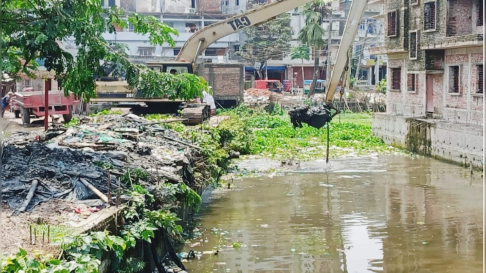 অবৈধ স্থাপনা রেখেই খাল খন: কচুয়ায় সরকারি প্রকল্পের আসল উদ্দেশ্য কি ভেস্তে যাচ্ছে।