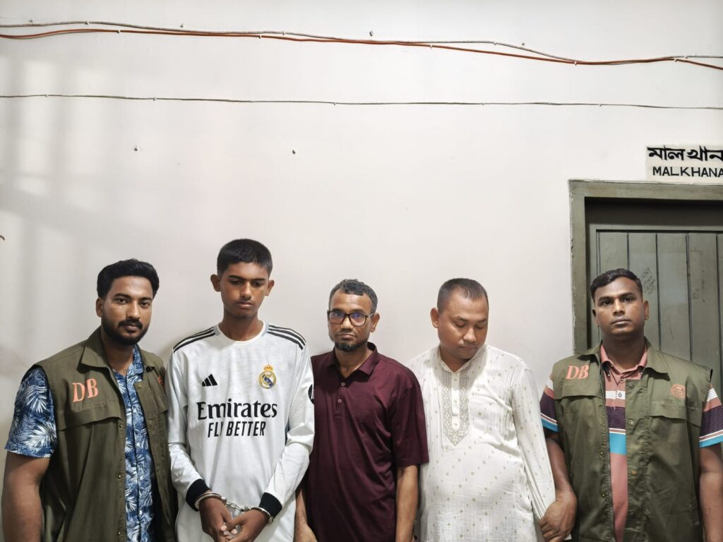 হোয়াইক্যংয়ের কথিত ঠিকাদার শীর্ষ মাদক ব্যবসায়ী যুবদল নেতা ফরিদ ও মৎস্যজীবি দল নেতা আজম ইয়াবাসহ আটক