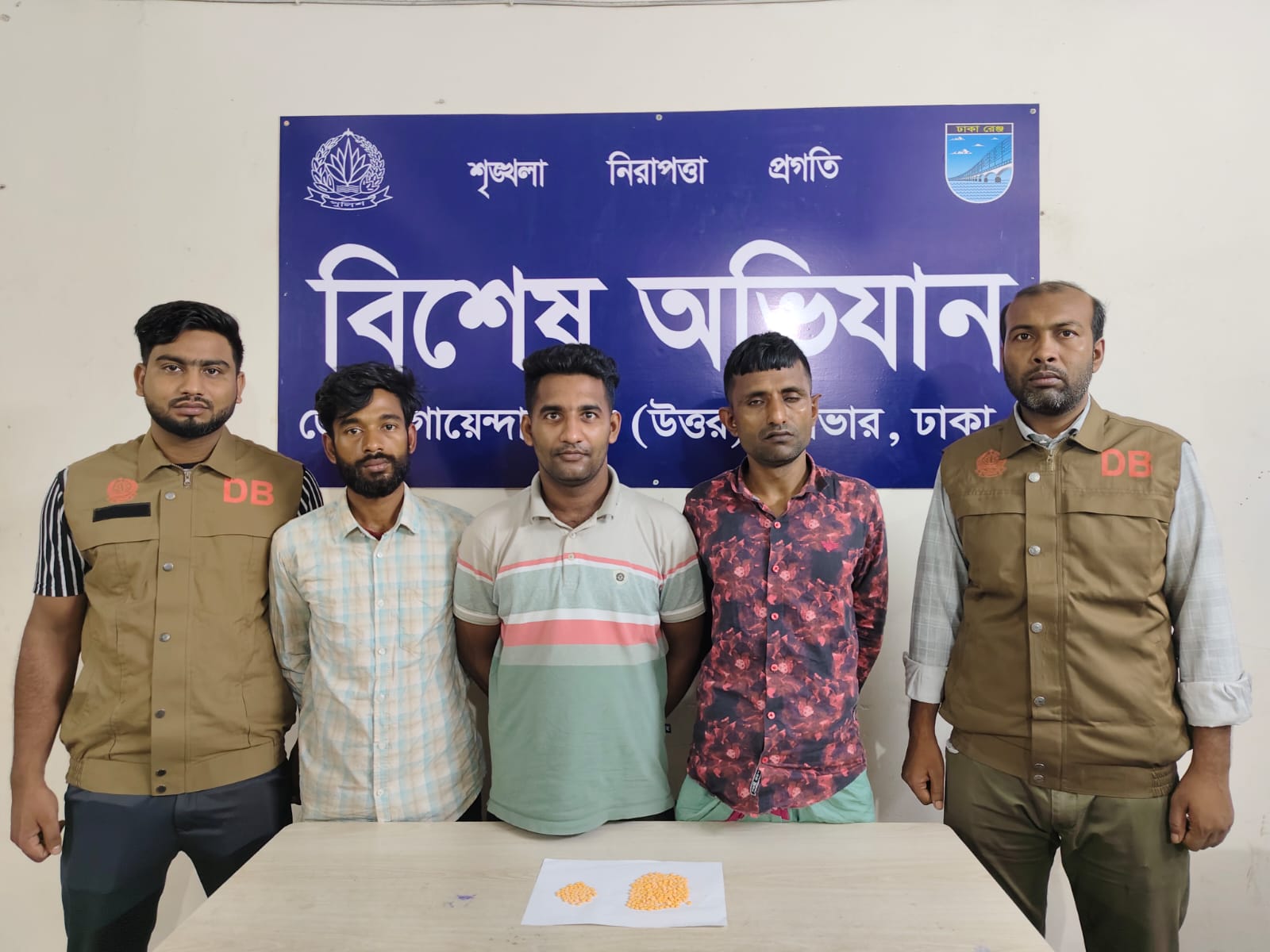 সাভারে পৃথক পৃথক অভিযানে ৩০০ পিস ইয়াবাসহ ৩ মাদক ব্যবসায়ী গ্রেপ্তার
