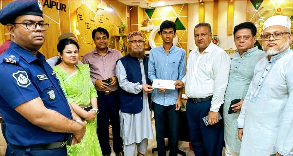লক্ষ্মীপুরের রায়পুরে হত্যাকাণ্ড: বেঁচে যাওয়া একমাত্র ছেলে সিফাতের হাতে জেলা প্রশাসকের ১ লাখ টাকার অনুদান