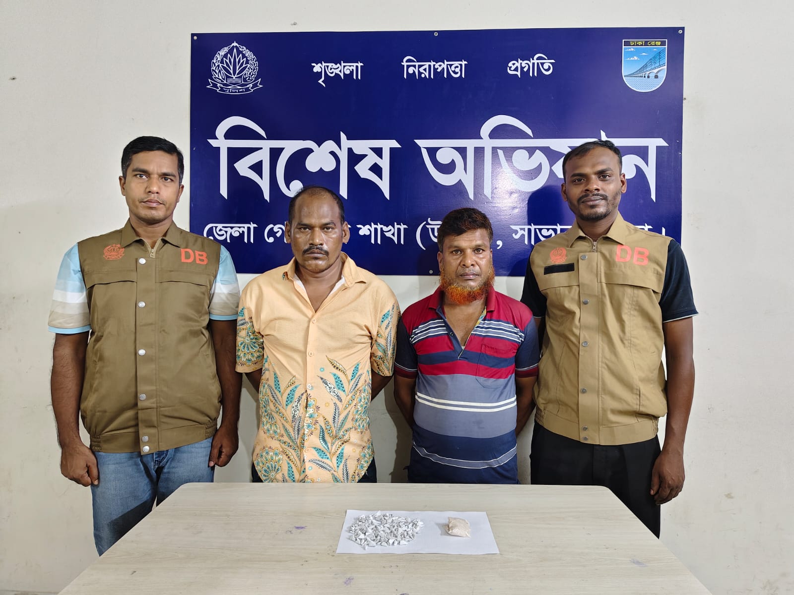 সাভার-আশুলিয়ায় পৃথক অভিযানে হেরোইনসহ দুই মাদক ব্যবসায়ী গ্রেপ্তার
