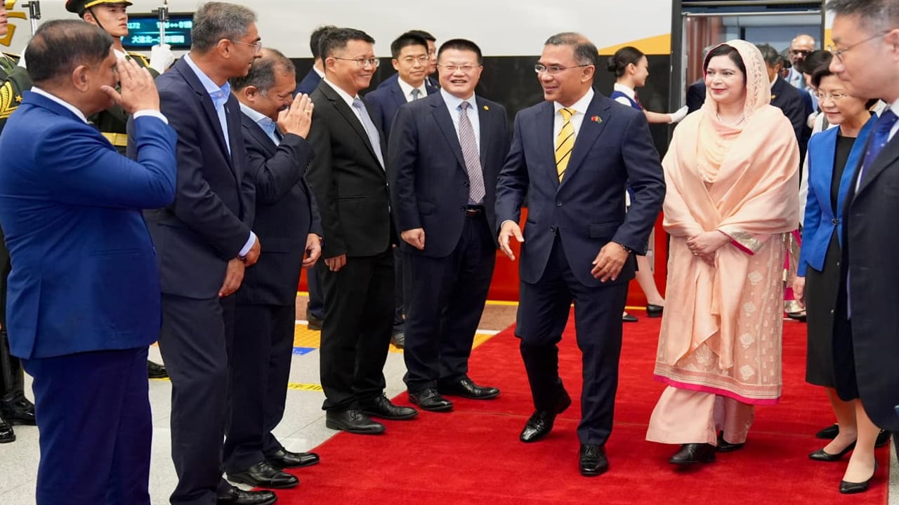 বেইজিংয়ে প্রধানমন্ত্রী তারেক রহমানকে লাল গালিচা সংবর্ধনা