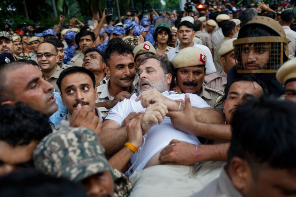 মোদির বাসভবনের সামনে বিক্ষোভ: রাহুল-প্রিয়াঙ্কাসহ কংগ্রেসের শীর্ষ নেতারা আটক