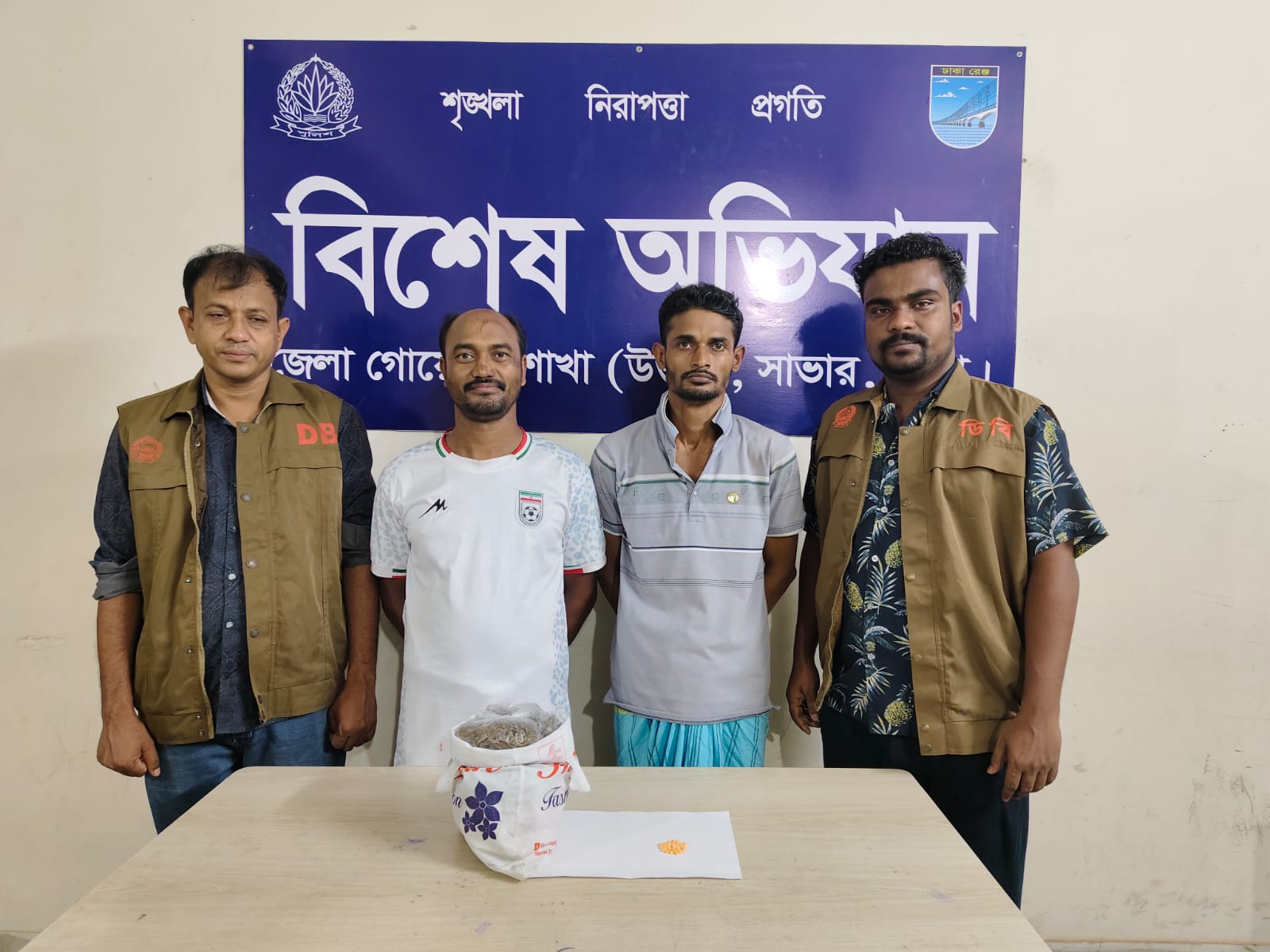 সাভারে পৃথক অভিযানে গাঁজা ও ইয়াবাসহ দুই মাদক ব্যবসায়ী গ্রেপ্তার