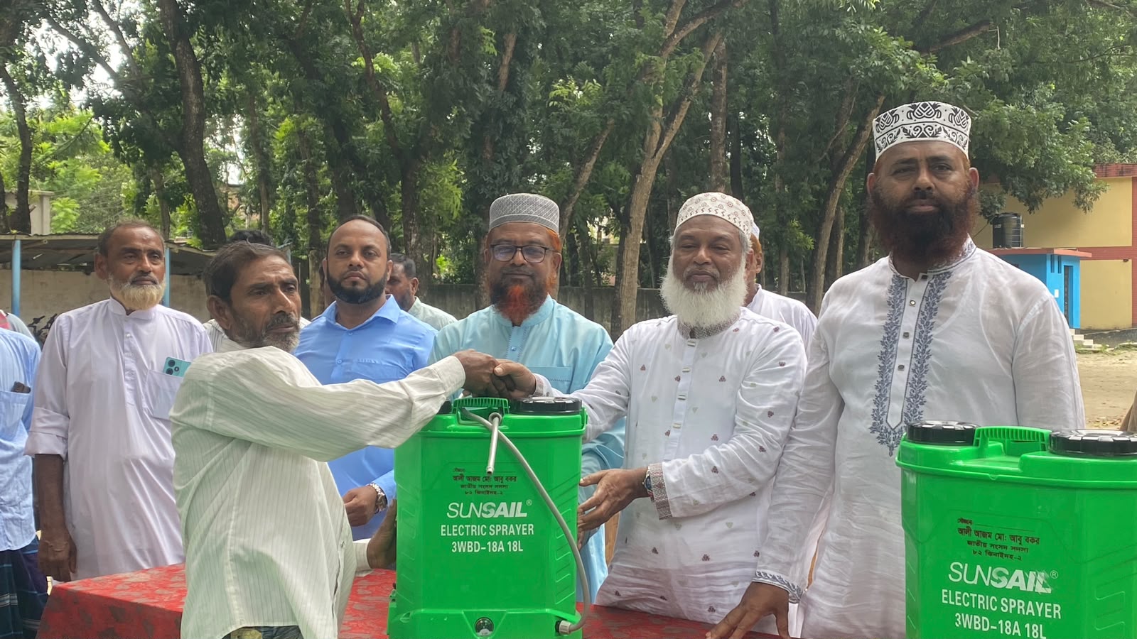 এমপি আলী আজমের উদ্যোগে ১৭ ইউনিয়নের কৃষকদের মাঝে ৯০টি স্প্রে মেশিন বিতরণ