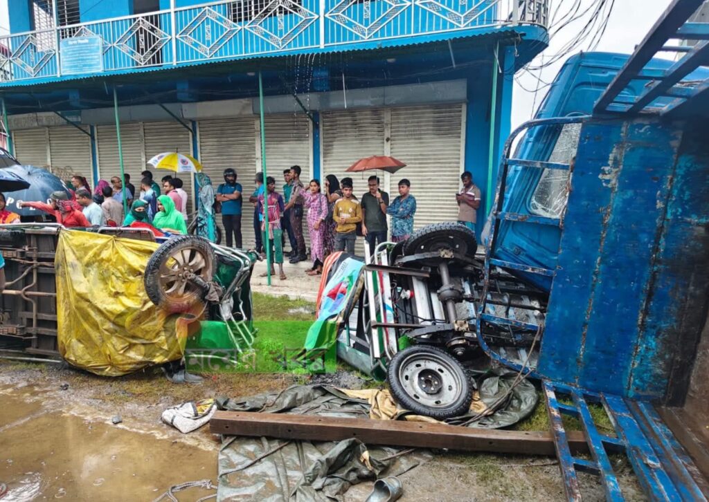 খুলনায় ট্রাক চাপায় দুই ইজিবাইক যাত্রী নিহত।