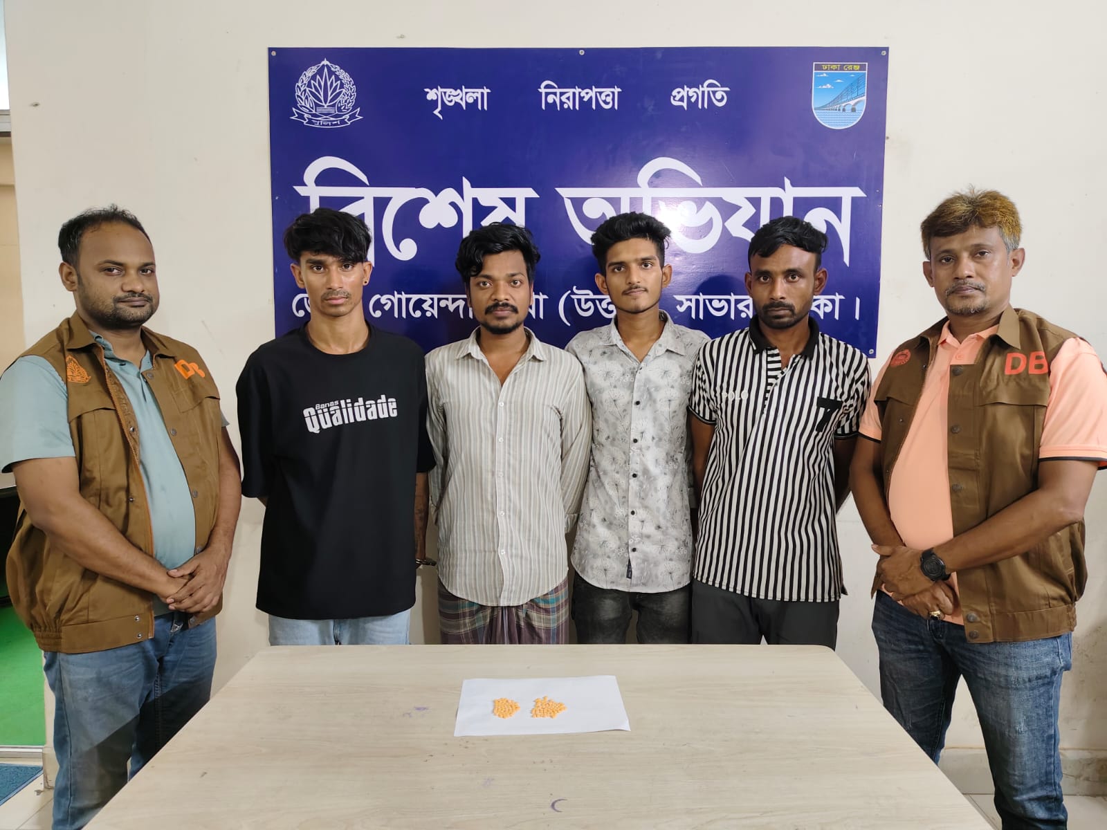আশুলিয়া-সাভারে পৃথক অভিযানে ১০০ পিস ইয়াবাসহ ৪ মাদক ব্যবসায়ী গ্রেপ্তার