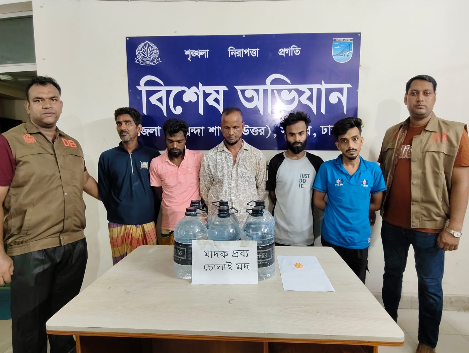 সাভার-আশুলিয়ায় পৃথক অভিযানে ৩০ লিটার চোলাইমদ ও ৪০ পিস ইয়াবাসহ ৫ মাদক ব্যবসায়ী গ্রেপ্তার