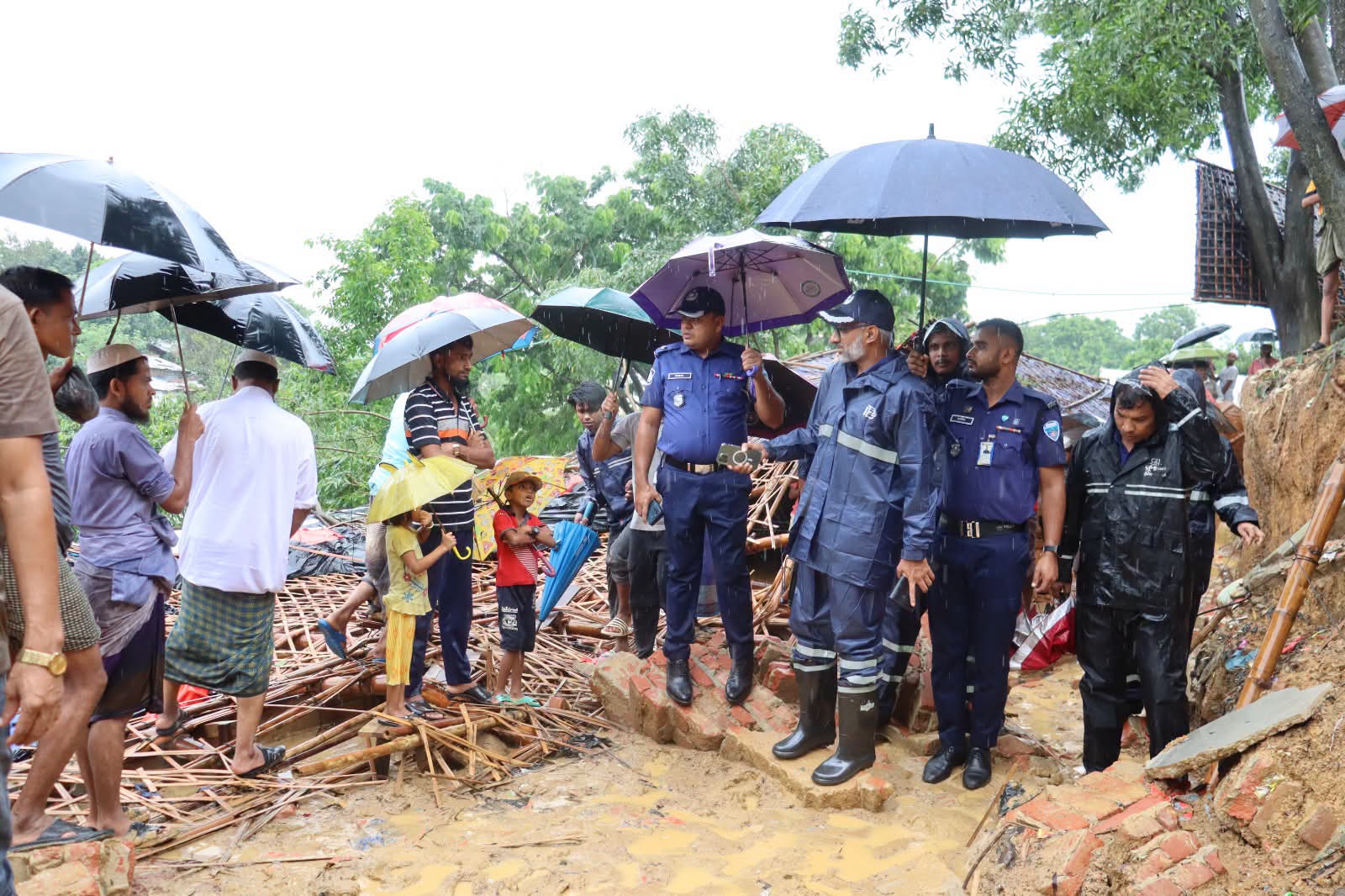 কক্সবাজারের, উখিয়া থানা এলাকায় পাহাড়ধ্বস কবলিত দুর্ঘটনাস্থল এবং উদ্ধার অভিযান পরিদর্শন করেছেন পুলিশ সুপার, কক্সবাজার মহোদয়