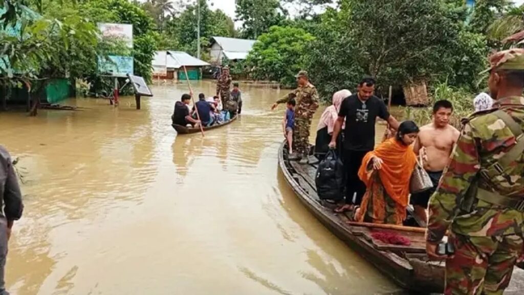 চট্টগ্রামের বন্যাকবলিত ৭ উপজেলায় সেনাবাহিনীর উদ্ধার অভিযান, পানিবন্দি লাখো মানুষের পাশে সেনাসদস্যরা