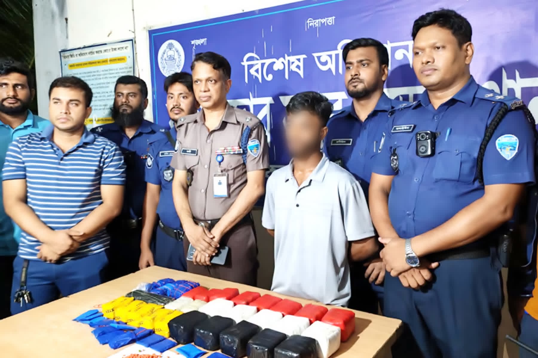 কক্সবাজার সদর মডেল থানার অভিযানে ৯২,০০০ পিস ইয়াবাসহ বাসের হেল্পার আটক; মাদক পরিবহনে ব্যবহৃত স্লিপার কোচ জব্দ