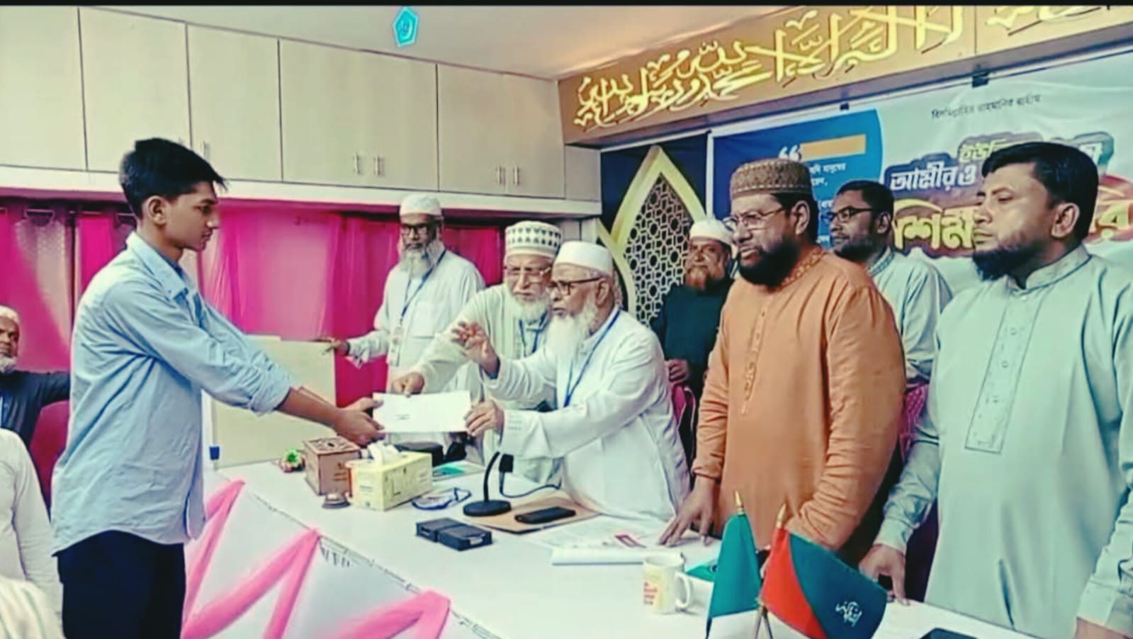 লক্ষীপুর রায়পুর মা ও তিন বোন হারা সিফাত কে বাংলাদেশ জামায়াতের ইসলামী পক্ষ থেকে ২ লক্ষ টাকা অর্থ সহায়তা।