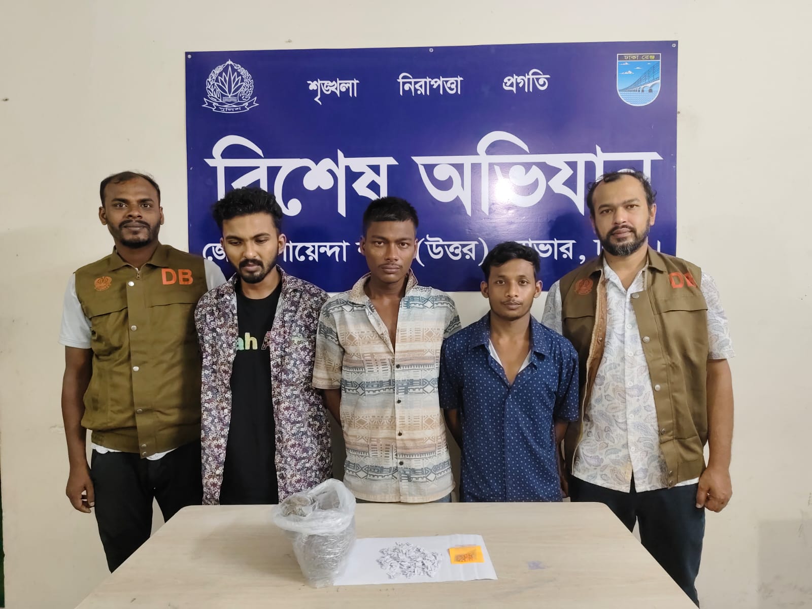 আশুলিয়ায় ডিবির অভিযানে হেরোইন, ইয়াবা ও গাঁজাসহ ৩ মাদক ব্যবসায়ী গ্রেপ্তার