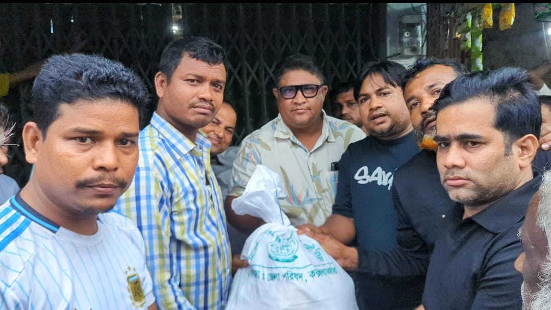 মাতামুহুরীতে বন্যা পরিস্থিতি ভয়াবহ: স্বরাষ্ট্রমন্ত্রীর নির্দেশনায় জেলা প্রশাসনের শুকনো খাবার বিতরণ: