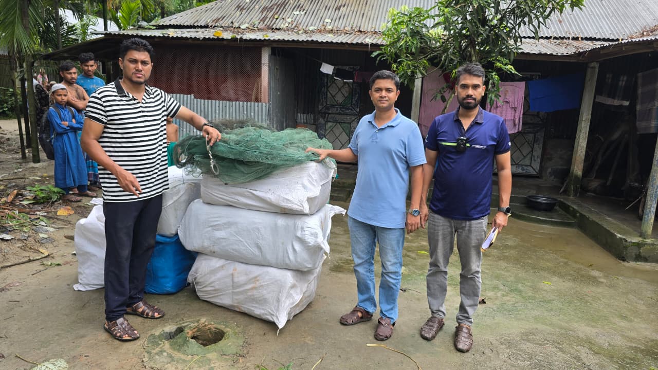দেশীয় মাছ রক্ষায় ভূরুঙ্গামারীতে পুলিশের অভিযানে ৩ কিলোমিটার নিষিদ্ধ চায়না দুয়ারি জাল জব্দ