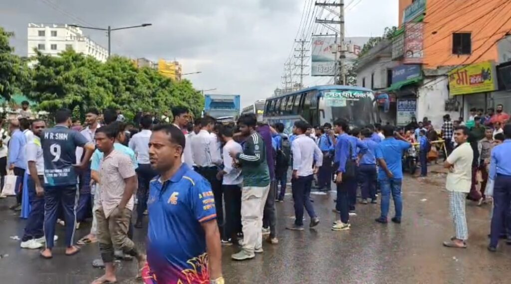 আজও সাভারে শিক্ষামন্ত্রীর পদত্যাগের দাবিতে মহাসড়ক অবরোধ করে শিক্ষার্থীদের বিক্ষোভ