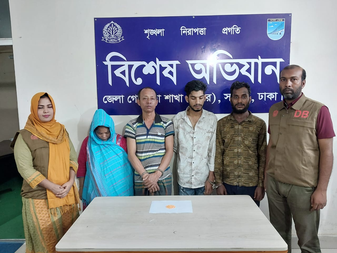 ঢাকা ডিবির উত্তরে পৃথক পৃথক অভিযানে ১ হাজার লিটার চোলাইমদ ও ১০০ পিস ইয়াবাসহ ৪ মাদক ব্যবসায়ী গ্রেপ্তার