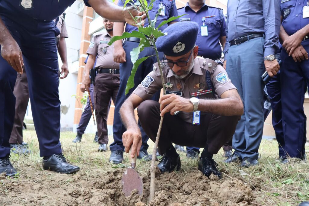 পরিবেশ রক্ষায় কক্সবাজার জেলা পুলিশের বিশেষ বৃক্ষরোপণ কর্মসূচি