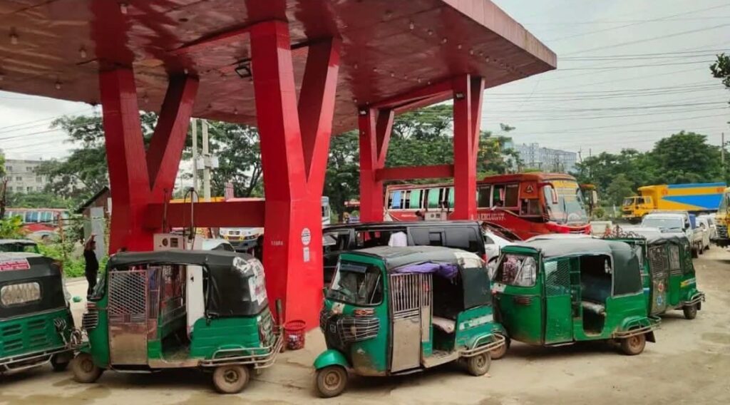 সোনারগাঁয়ে তীব্র গ্যাস সংকট, ১৮ সিএনজি ফিলিং স্টেশন বন্ধ
