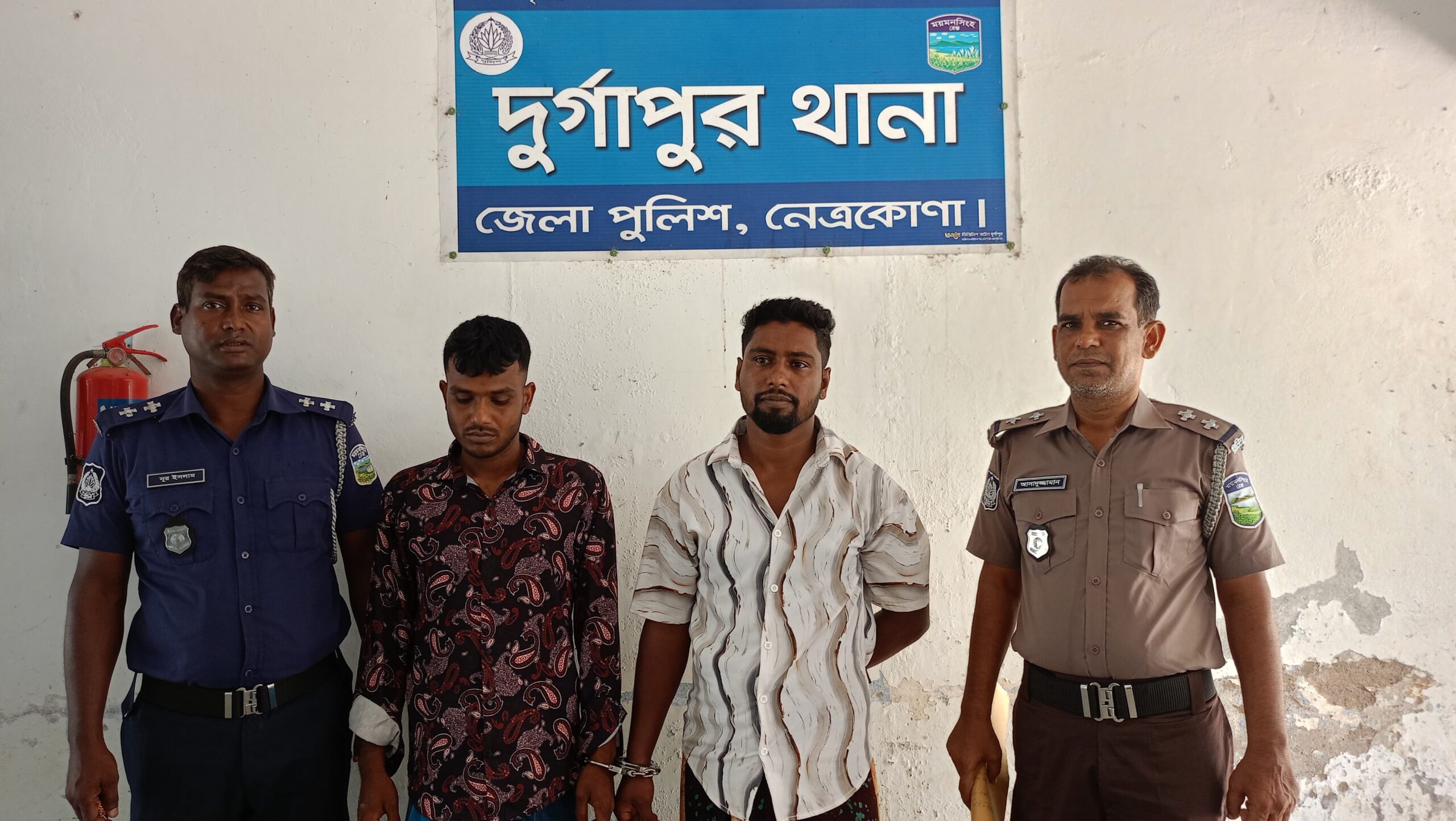 নেত্রকোনার দুর্গাপুরে ডিবি পরিচয়ে ডাকাতি মামলায় আরো ২ আসামী আটক