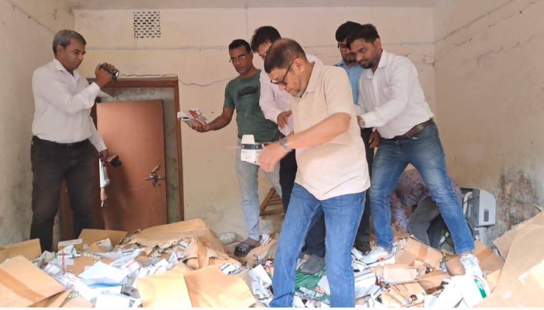 মোরেলগঞ্জ হাসপাতালে হঠাৎ স্বাস্থ্যমন্ত্রী, লাখ লাখ টাকার মেয়াদোত্তীর্ণ ওষুধের সন্ধান