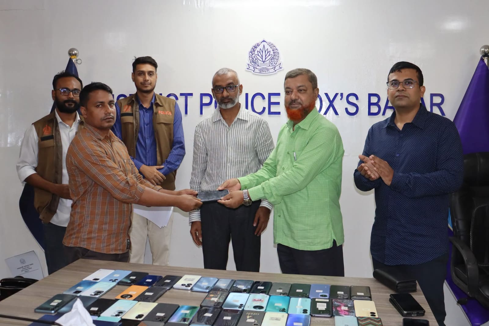 কক্সবাজার জেলা পুলিশের প্রশংসনীয় উদ্যোগ: আইফোনসহ বিভিন্ন ব্র্যান্ডের হারানো মোবাইল উদ্ধার, প্রকৃত মালিকদের কাছে হস্তান্তর