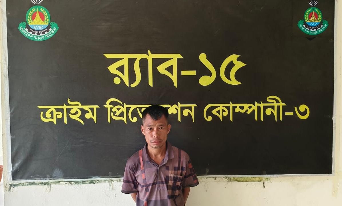 সুদীর্ঘ ২০ বছর পলাতক থাকার পর পার্বত্য বান্দরবান জেলার হত্যা মামলায় মৃত্যুদণ্ডপ্রাপ্ত ও ০৭ বছরের কারাদণ্ডপ্রাপ্ত আসামিকে গ্রেফতার করেছে র‍্যাব-১৫।