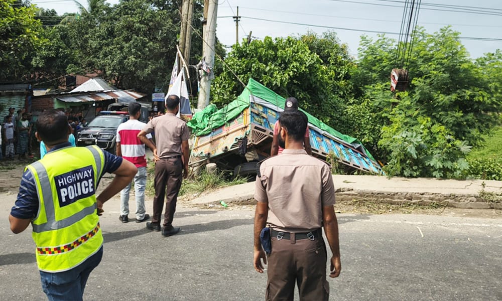 সোনারগাঁওয়ে ট্রাকের ধাক্কায় পথচারী নিহত, আহত ৪