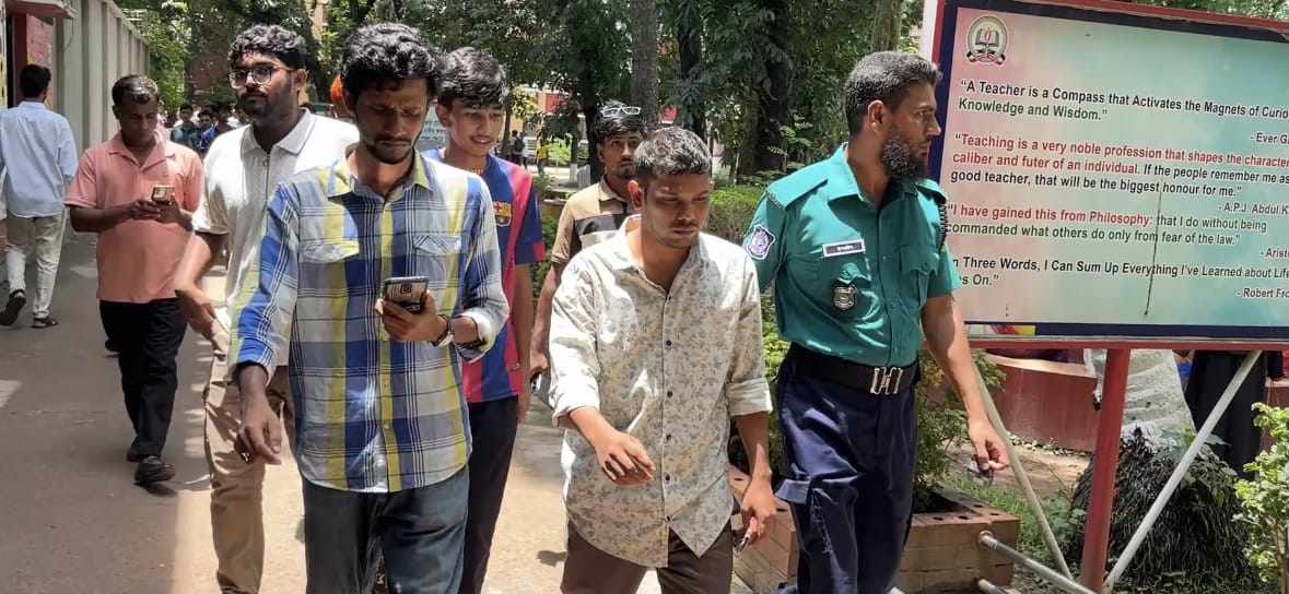 রাজশাহী কলেজে ছাত্রলীগের সঙ্গে সম্পৃক্ততার অভিযোগে শিক্ষার্থী গ্রেপ্তার