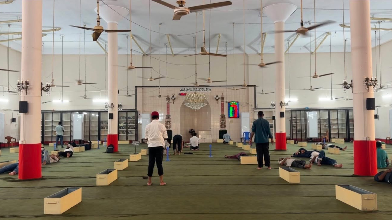 ছয় মাসেও চালু হয়নি ঢাবি কেন্দ্রীয় জামে মসজিদের এসি, গরমে ভোগান্তিতে শিক্ষার্থী ও মুসল্লিরা