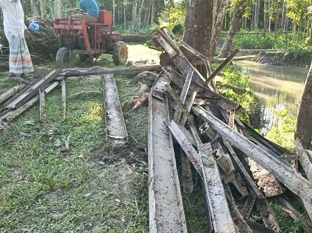 আয়রন ব্রিজ খুলে নিলেন স্বেচ্ছাসেবক দল নেতা, দুর্ভোগে ৪ গ্রামের মানুষ
