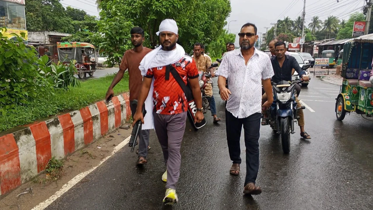 কাফনের কাপড় পরে প্রকাশ্যে অস্ত্রের মহড়া, ঈশ্বরদীতে বিএনপির দুই পক্ষের উত্তেজনা