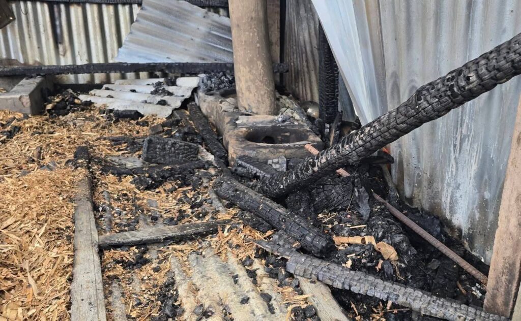 সাহাপুরে রাতের আধারে কেরোসিন ঢেলে বসতঘরে আগুন ও তিতাস থানায় লিখিত অভিযোগ।