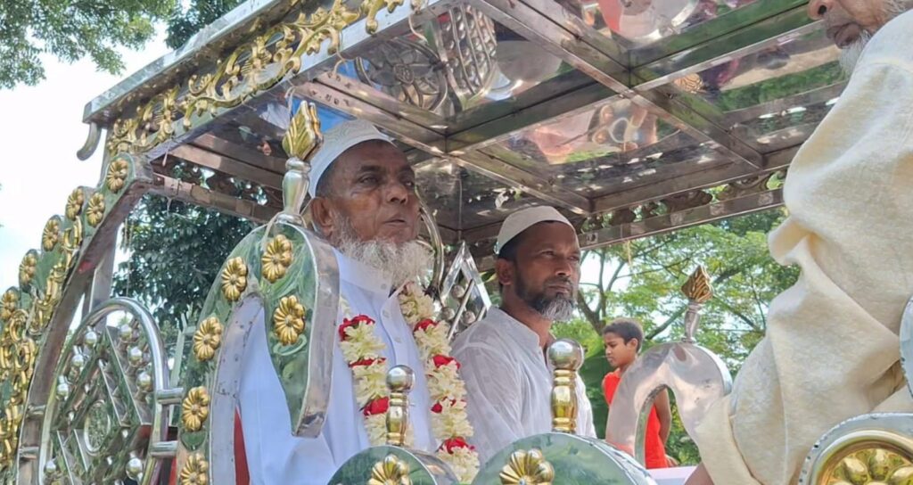শরীয়তপুরে ২৫ বছর ইমামতির পর ঘোড়ার গাড়িতে রাজকীয় বিদায় পেলেন ইমাম