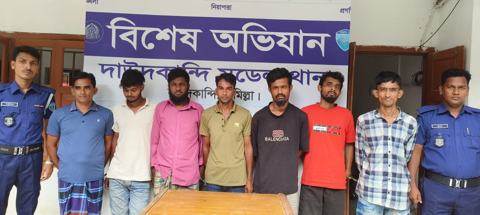দাউদকান্দিতে পুলিশের বিশেষ অভিযান: দেশীয় অস্ত্র ও গাঁজাসহ গ্রেফতার ৭।