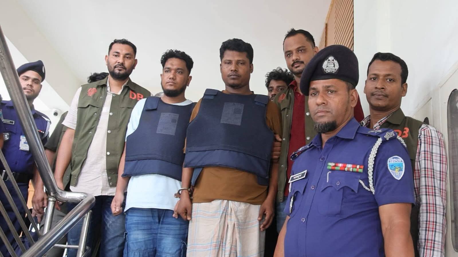 ফটিকছড়িতে পুলিশের ঝুঁকিপূর্ণ অভিযান: বড় সাজ্জাদ বাহিনীর দুর্ধর্ষ সন্ত্রাসী, খুনি-চাঁদাবাজ কালা মোবারকসহ ৪ জন গ্রেফতার; বিপুল অস্ত্র ও গোলাবারুদ উদ্ধার!