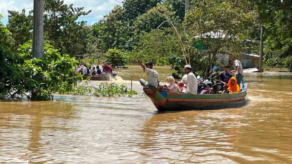 দীঘিনালায় তৃতীয় দফায় নিম্নাঞ্চল প্লাবিত, নৌকায় পারাপার