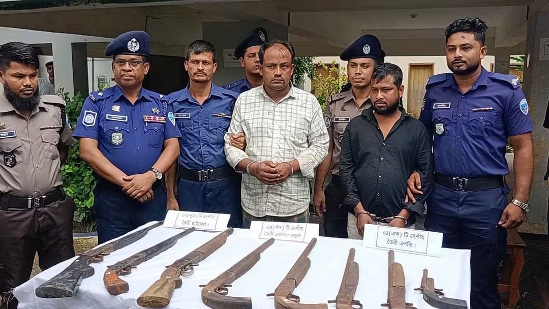 মহেশখালী থানা পুলিশের অভিযানে ৮টি অস্ত্রসহ দুইজন গ্রেপ্তার