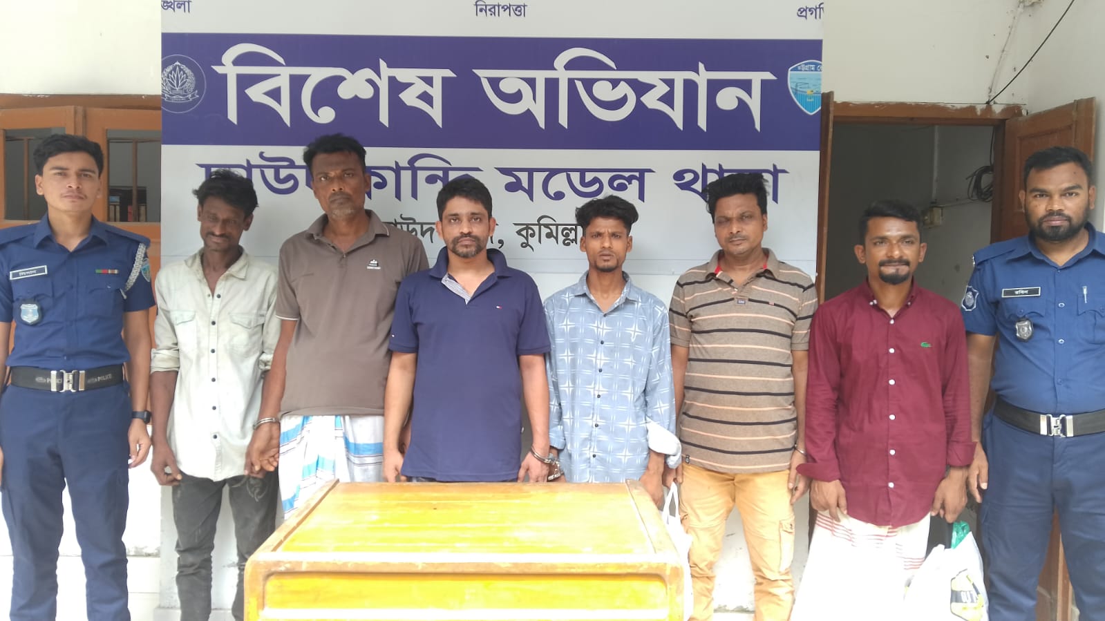 দাউদকান্দিতে ইয়াবা, ডাকাতি ও পরোয়ানার আসামি সহ গ্রেফতার ৬