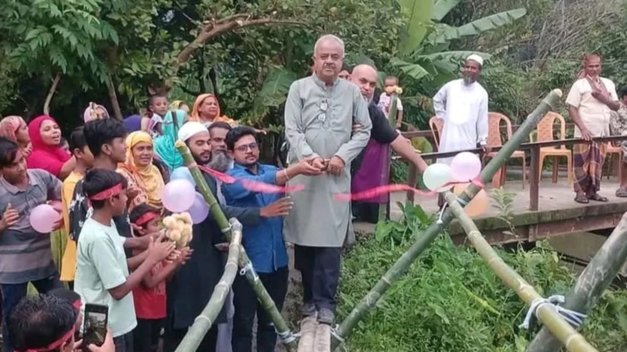 ২০০ ফুট বাঁশের সাঁকো উদ্বোধন, বরিশালে বিএনপি নেতার ফিতা কাটা ঘিরে আলোচনা