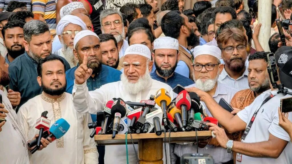 মিরপুরে ক্ষতিগ্রস্ত রাড্ডা স্বাস্থ্যকেন্দ্র পরিদর্শন, ৫০ লাখ টাকা অনুদান ঘোষণা জামায়াত আমীরের