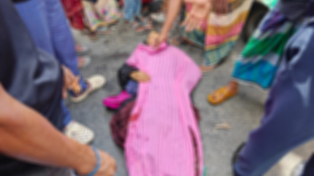 ফুটওভার ব্রিজের নিচে বাসচাপায় প্রাণ গেল নারীর